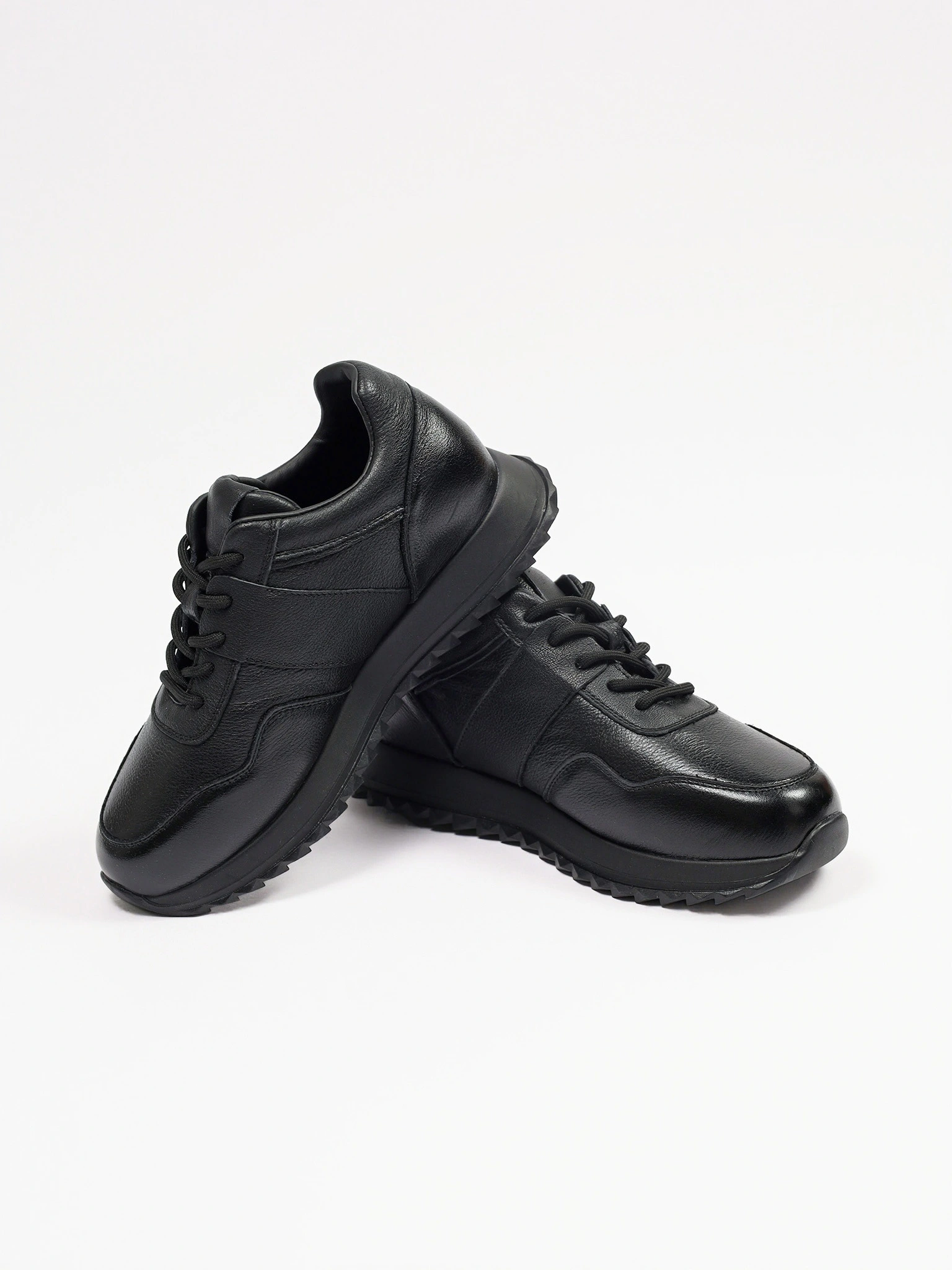 Кроссовки черного цвета на низкой рельефной подошве